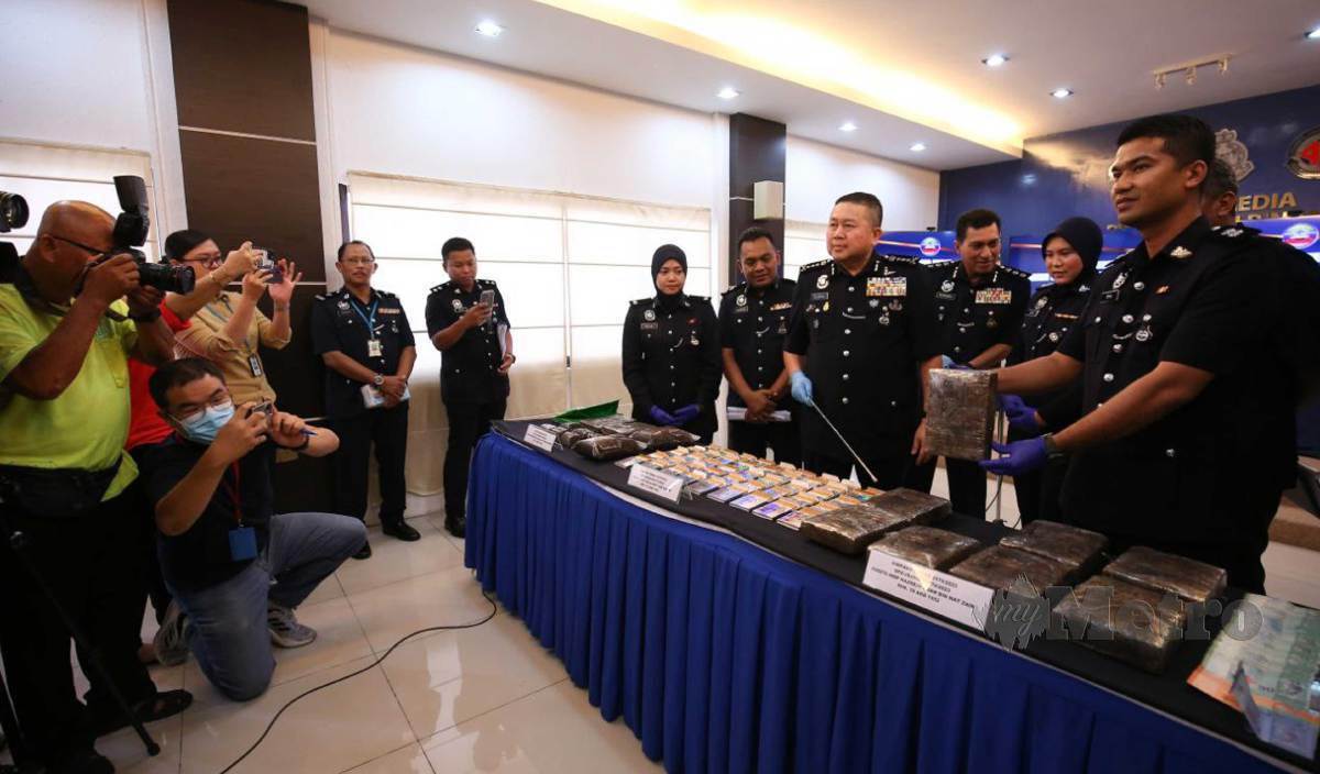 KHAW Kok Chin (tengah) menunjukkan pelbagai dadah jenis ganja, bungkusan dadah dan batang rokok dadah jenis ‘mushroom’ yang bernilai RM116,000 pada sidang media di Ibu Pejabat Kontinjen Polis Pulau Pinang. FOTO Mikail Ong