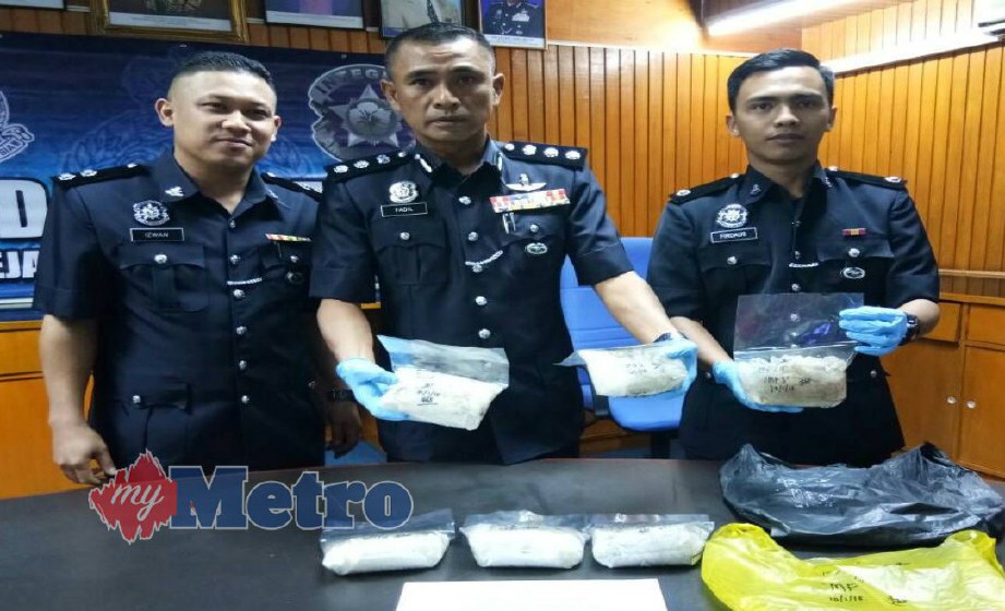 FADIL (tengah) menunjukkan dadah yang dirampas daripada wanita warga Filipina. FOTO Nasrawati Syarifuddin