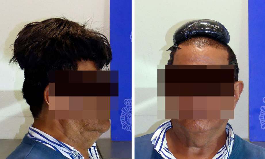 LELAKI Colombia ditahan di lapangan terbang Barcelona selepas cuba seludup dadah guna rambut palsu. FOTO: AFP