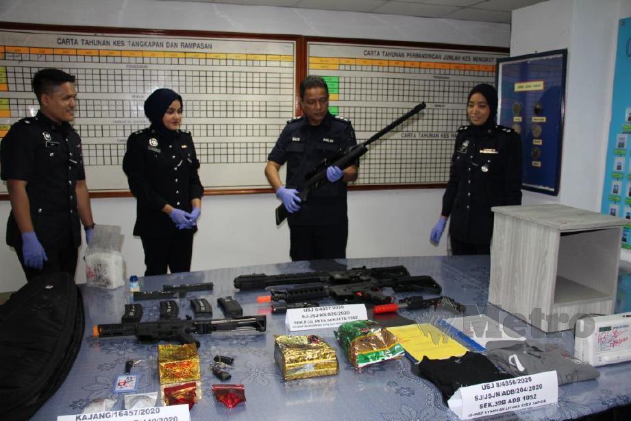 MOHD Zaid (dua kanan) menunjukkan senjata api dan dadah yang dirampas. FOTO ihsan polis 