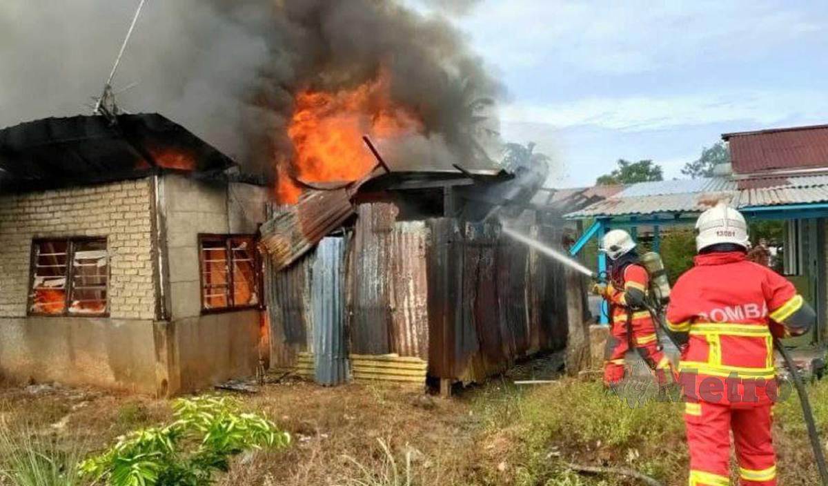 ANGGOTA bomba melakukan kerja pemadaman di sebuah rumah di Kampung Bohor, Hutan Kampung yang terbakar menyebabkan seorang wanita ditemui rentung.FOTO Zuliaty Zulkiffli