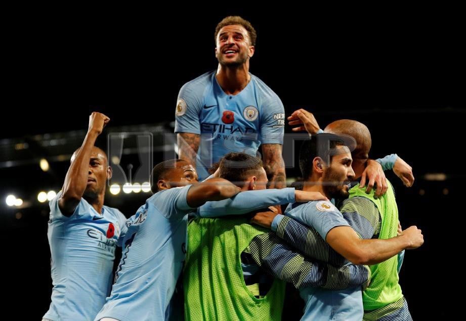 PEMAIN City meraikan kemenangan ke atas United. -Foto Reuters