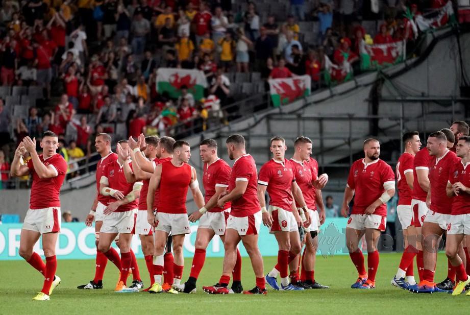 PEMAIN Wales meraikan kemenangan mereka menentang Australia. -Foto EPA