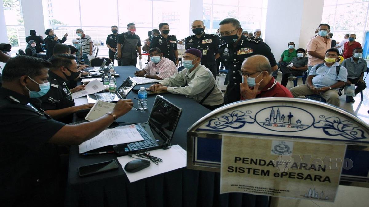 KETUA Polis Kuala Lumpur, Datuk Saiful Azly (berdiri kanan) meninjau kaunter pendaftaran sistem ePesara ketika hadir ke Majlis Hari bersama Pesara Polis, Bekas Polis dan Petugas Polis Kontinjen Kuala Lumpur di Ibu Pejabat Kontinjen Kuala Lumpur. FOTO MOHD YUSNI ARIFFIN