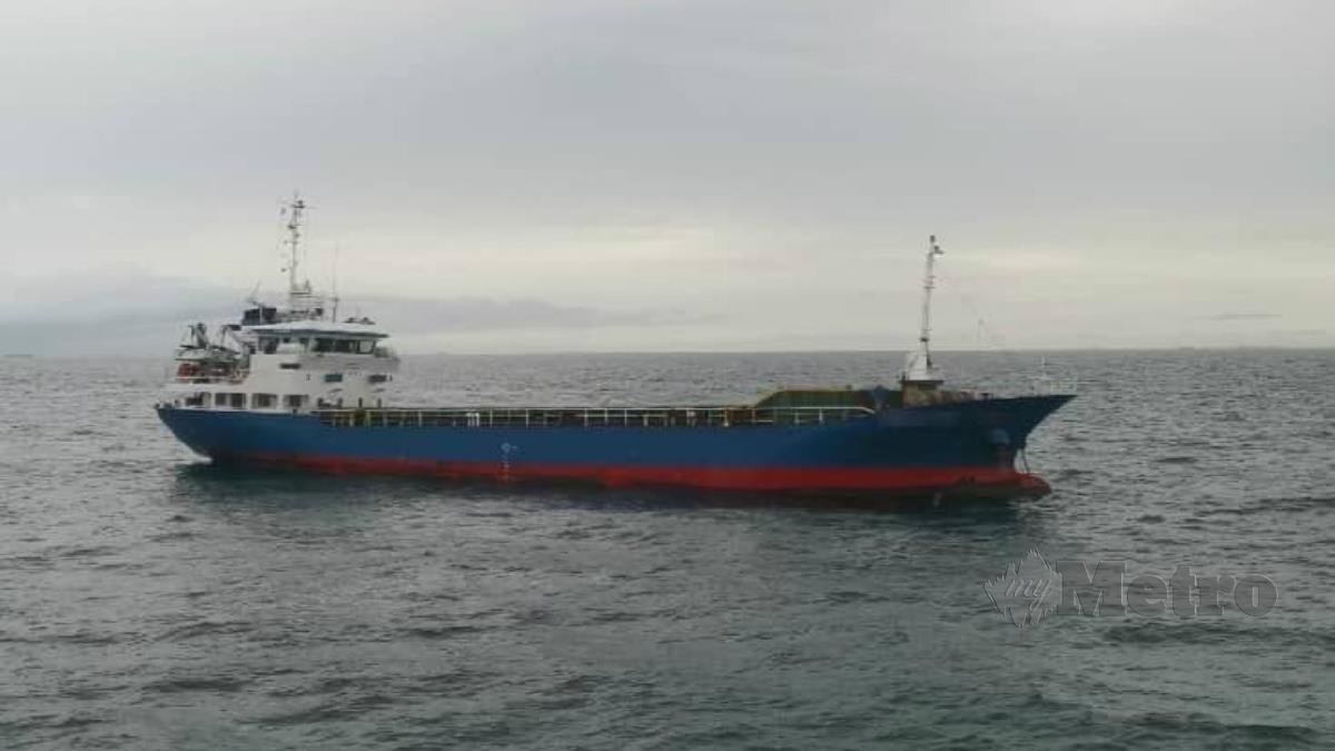 ANTARA kapal dagang yang diusir dari perairan Malaysia. FOTO Ihsan APMM.