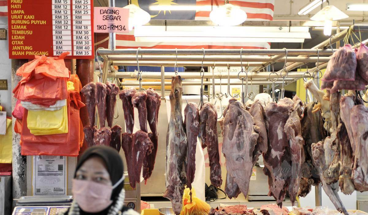 TINJAUAN harga daging segar di Pasar Jalan Othman, Petaling Jaya. FOTO Aizuddin Saad