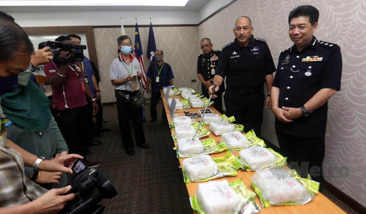 MIOR Faridalathrash (dua kanan) menunjukka lebih 20 kg dadah jenis Methamphetamine keseluruhannya bernilai kira-kira RM2 juta ketika sidang media di IPK Perak. FOTO L.Manimaran