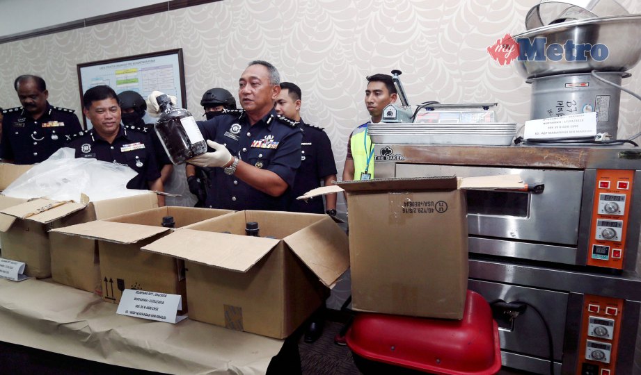 HASNAN menunjukkan peralatan memproses dadah pada sidang media di Ibu Pejabat Polis Kontinjen Perak, Ipoh.  FOTO Muhaizan Yahya