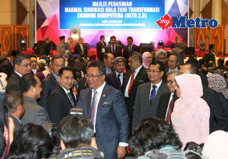 Abdul Rahman bersalaman dengan peserta selepas merasmikan Makmal Sindikasi Hala Tuju Transformasi Ekonomi Bumiputera (BETR 2.0) di Pusat Konvensyen Antarabangsa Putrajaya (PICC), hari ini.  FOTO FARIZ ISWADI ISMAIL