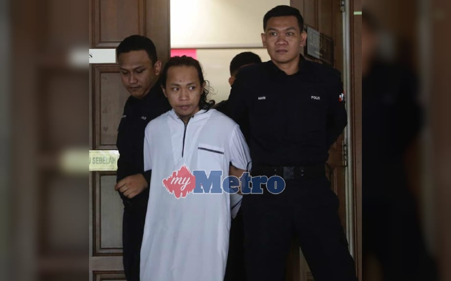 Mohd Al-Arshy dibawa oleh anggota polis ke Mahkamah Sesyen Kuala Lumpur. FOTO Syarafiq Abd Samad       