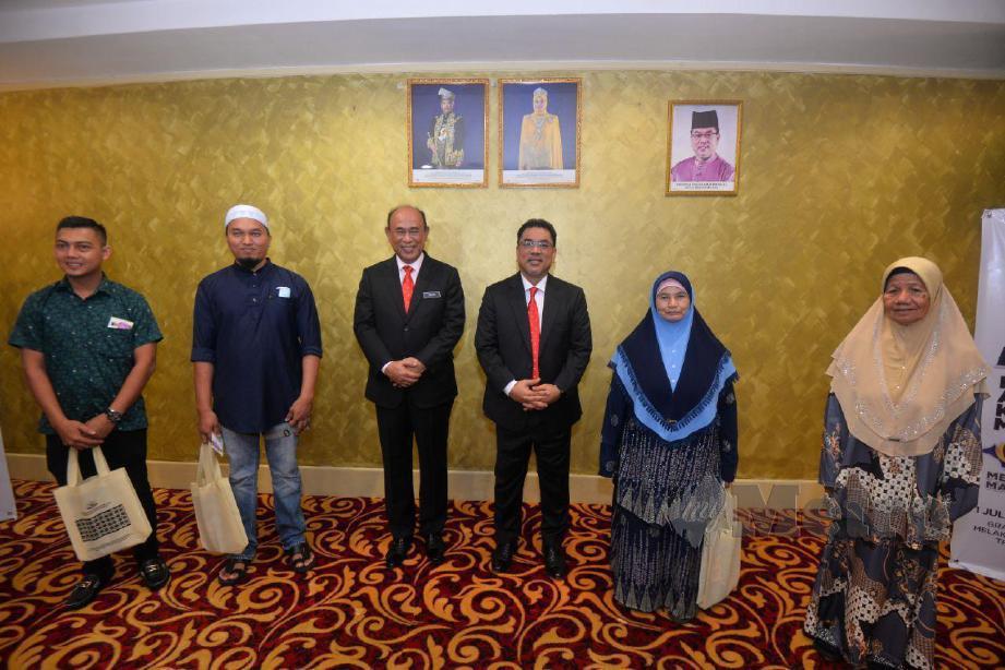 SULAIMAN (dua kanan) dan Setiausaha Kerajaan Negeri, Datuk Seri Hasim Hasan bergambar bersama Nek Sapiah (kanan), Dak Senah, Dak Ayu (dua kiri) dan Dak Syafiq (kiri). FOTO Amir Mamat