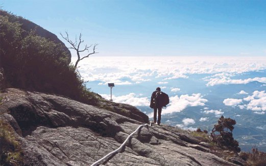SEORANG pendaki melihat pemandangan di kawasan Rokface yang menjadi laluan baru ke puncak Kinabalu.