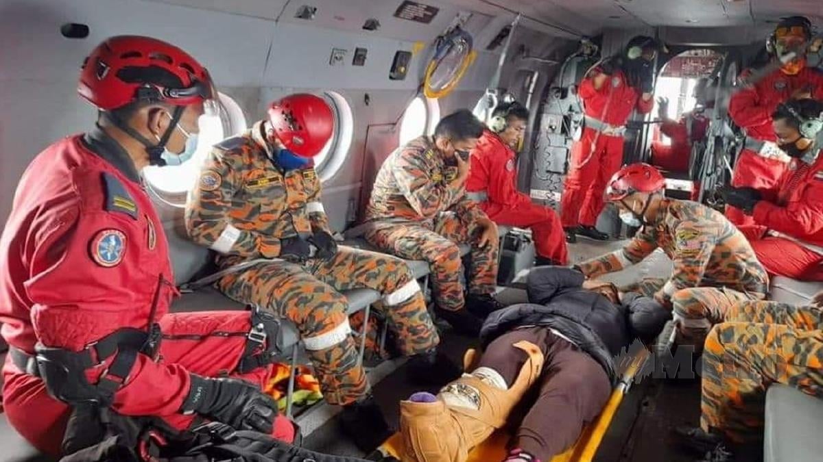UNIT Udara JBPM membawa mangsa yang cedera ketika mendaki Gunung Tahan ke Hospital Gua Musang.  FOTO Ihsan JBPM