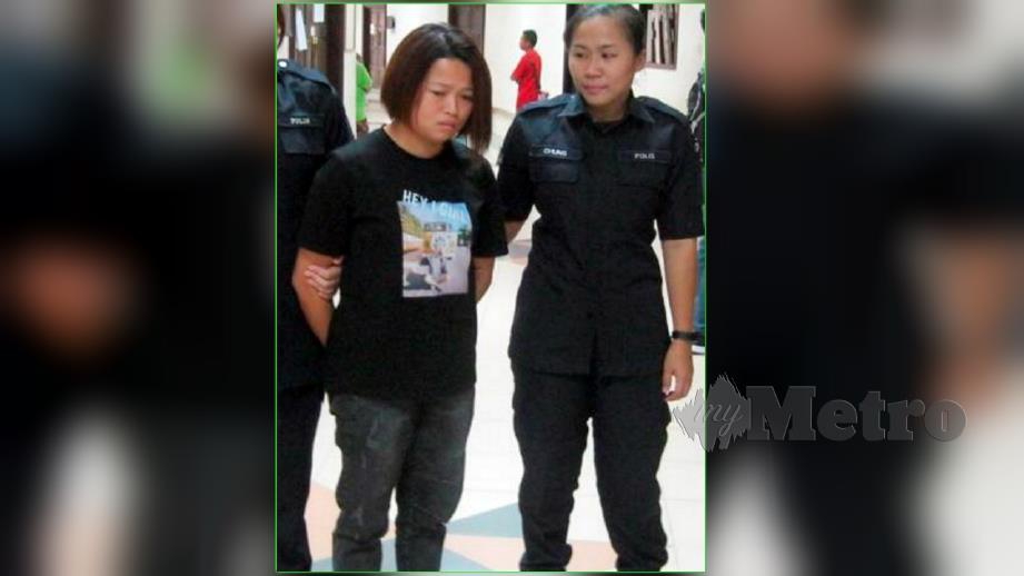 Tertuduh dibawa ke Mahkamah Majistret Kuching atas pertuduhan menipu. FOTO Ihsan PDRM