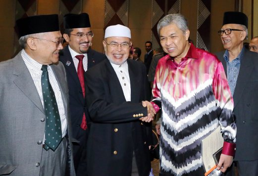 ZAHID bersama Dr Haron Din selepas MPI di PICC. Turut kelihatan Timbalan Menteri di JPM, Datuk Dr Asyraf Wajdi Dusuki. FOTO Mohd Fadli Hamzah