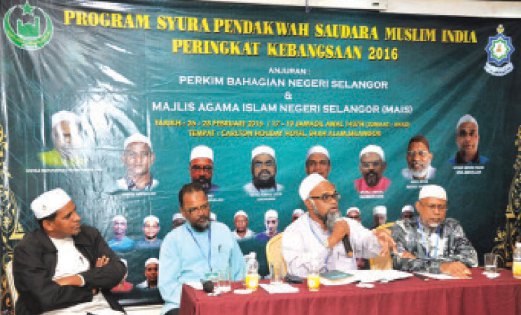 AHLI panel, Muhammad Naim Islam (dua dari kanan) menyampaikan mesej pada forum Wacana Minda BersamaPendakwah bersama Fitri (kiri), Zulkarnain (dua dari kiri) dan Ayob (kanan).