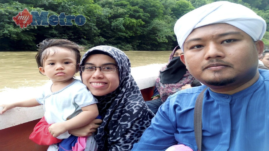 MOHAMMAD Hakimi bersama Nurul Atiqah dan anak mereka menaiki bot untuk berdakwah di Ulu Tembeling, Pahang, baru-baru ini. FOTO D J Dolasoh