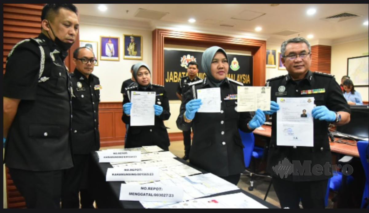 SHARIFAH Sitti Saleha (dua kanan) menunjukkan dokumen permit palsu selepas menahan enam individu menerusi Operasi Bersepadu Serkap di Kota Kinabalu. FOTO Juwan Riduan.