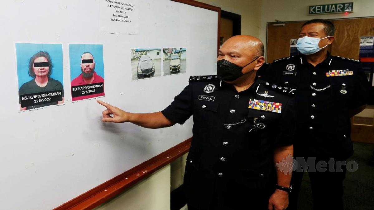 DATUK Mohd Kamarudin Md Din menunjukkan gambar suspek