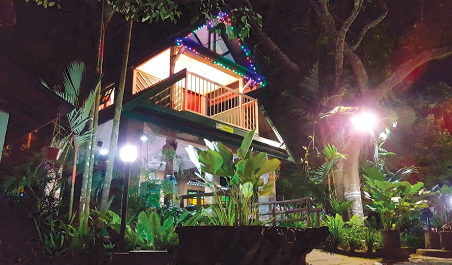 SUASANA malam di Sri Damai Resort.