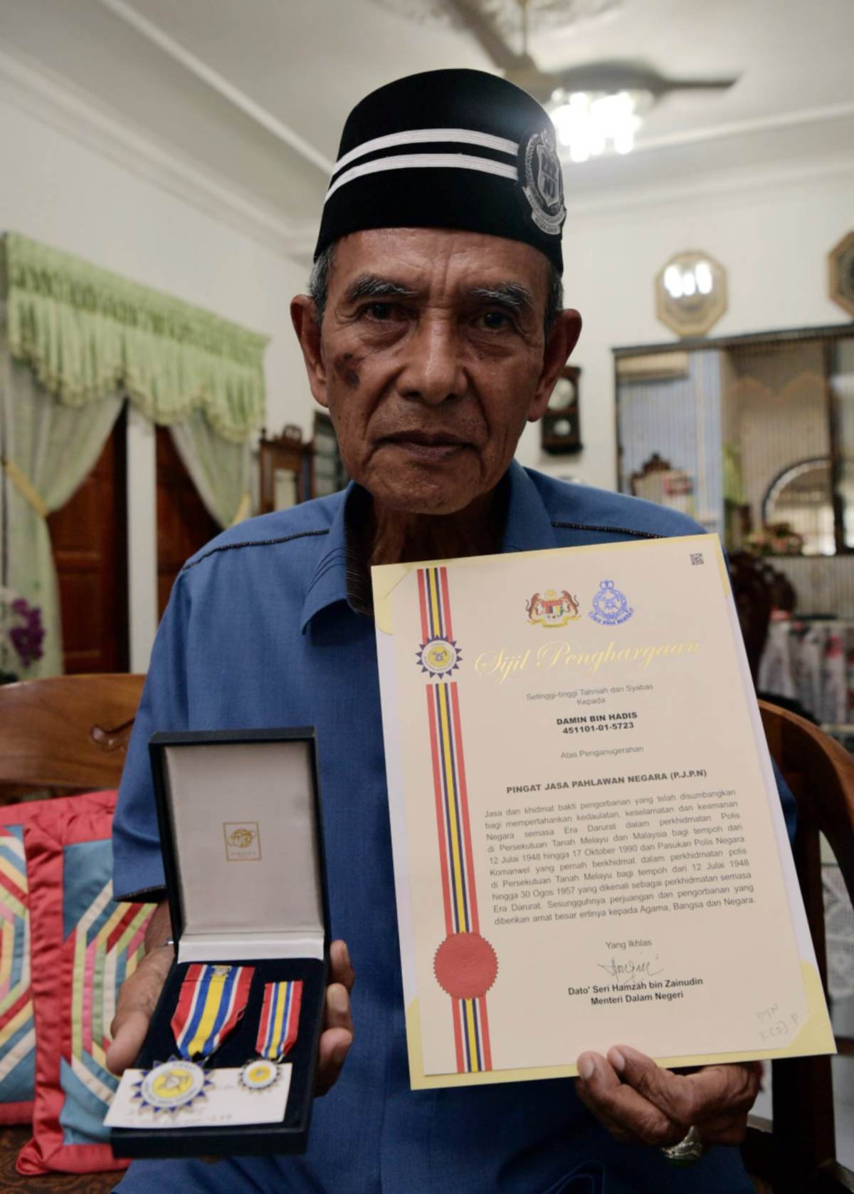 DAMIN  menunjukkan sijil dan Pingat Jasa Pahlawan Negara (PJPN) yang diterimanya ketika berkhidmat dalam PDRM ketika ditemuibdi rumahnya di Pekan Nanas, Pontian. FOTO BERNAMA