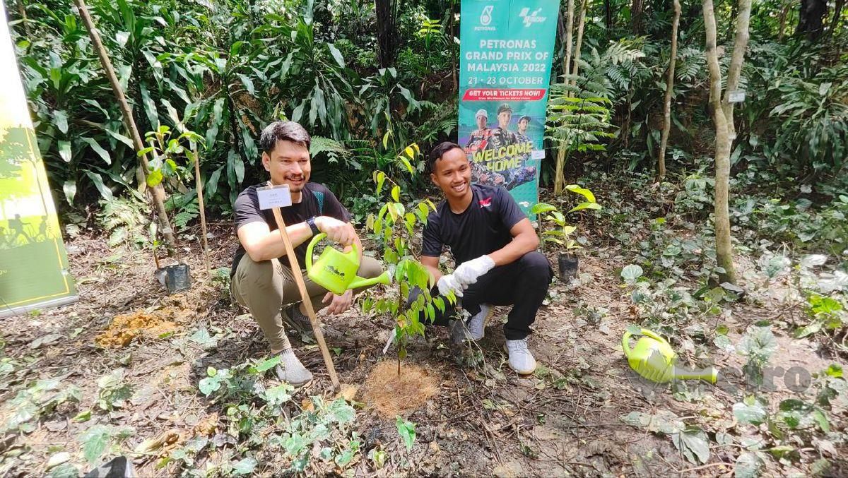 DAMOK (kanan) bersama Azhan Shafriman menanam pokok di Taman Tugu, Kuala Lumpur, hari ini. 