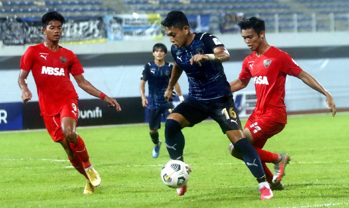 DANIAL  Ashraf  (tengah) diasak dua  pemain UiTM FC dalam aksi Liga Super di Stadium Bandaraya Pulau Pinang. FOTO Danial Saad