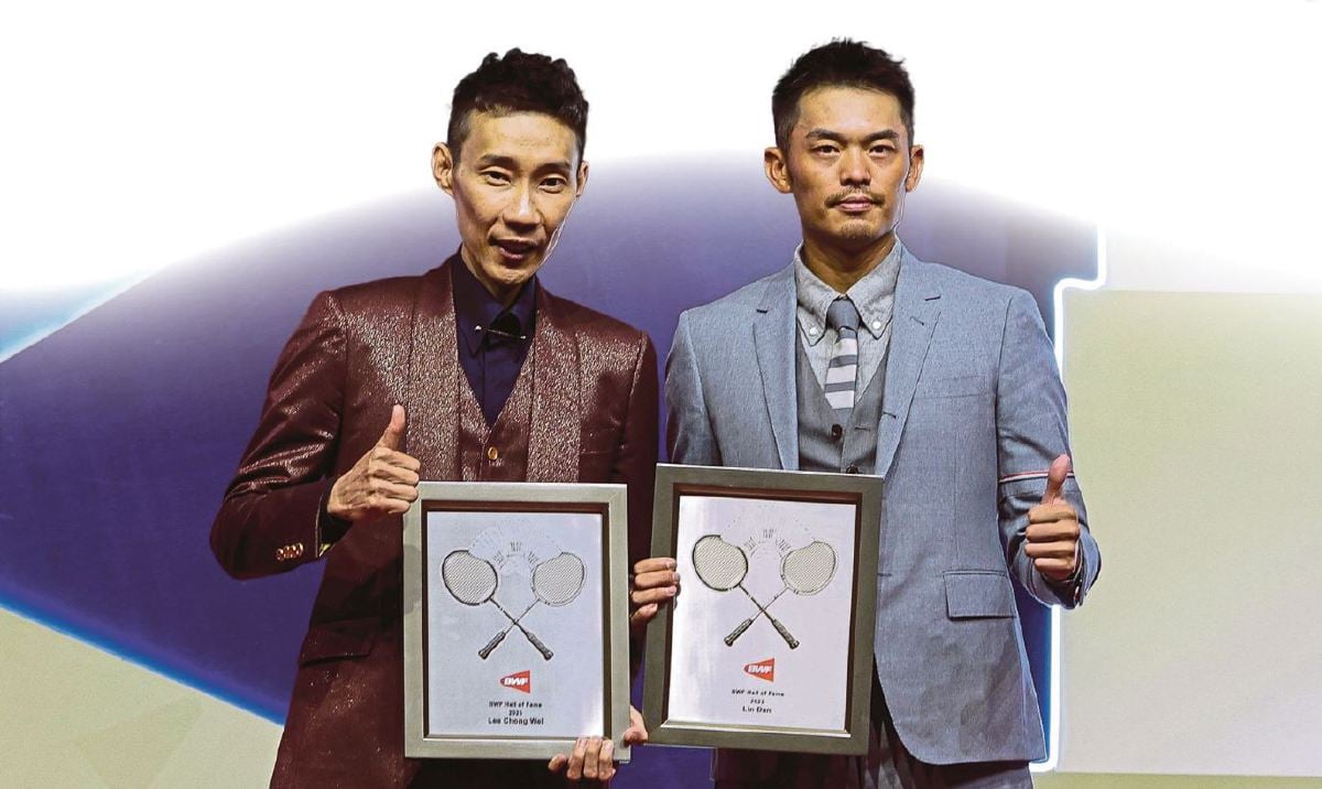 CHONG  Wei (kiri) dan Lin Dan mendapat pengiktirafan BWF.