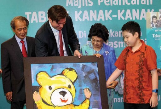 GEORG (dua dari kiri) dan Dr Siti Hasmah melihat lukisan yang dihasilkan oleh pesakit leukemia.
