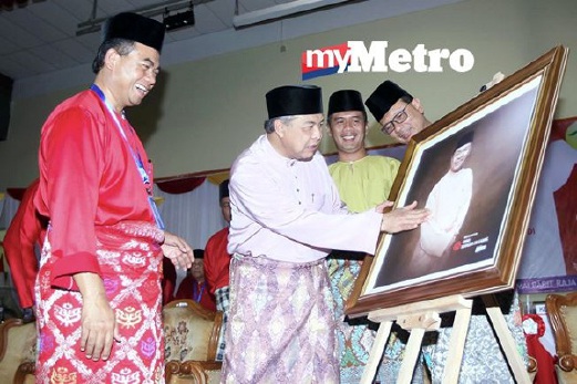 ZAHID menerima cenderahati daripada Ketua UMNO Bahagian Sri Gading, Datuk Aziz Kaprawi (kiri) selepas merasmikan Mesyuarat Perwakilan UMNO Bahagian Sri Gading di Dewan Orang Ramai Parit Raja, Batu Pahat. FOTO Zulkarnain Ahmad Tajuddin