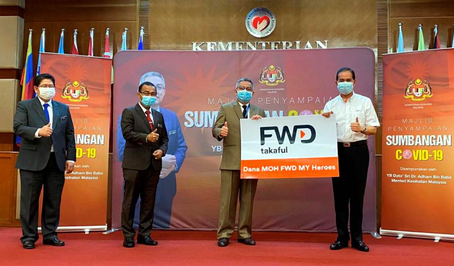SALIM (kanan) bersama Menteri Kesihatan Malaysia, Datuk Seri Dr Adham Baba pada pengumuman rasmi Dana MOH FWD MY Heroes