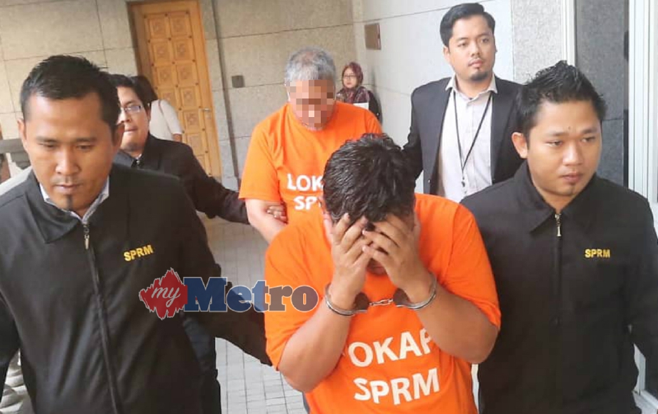 DUA suspek direman lima hari di Mahkamah Majistrert Putrajaya, hari ini bagi membantu siasatan kes salah guna kuasa berkaitan penyelewengan dana kerajaan dan pengagihan kontrak latihan bernilai RM160 juta. FOTO Mohd Fadli Hamzah. 