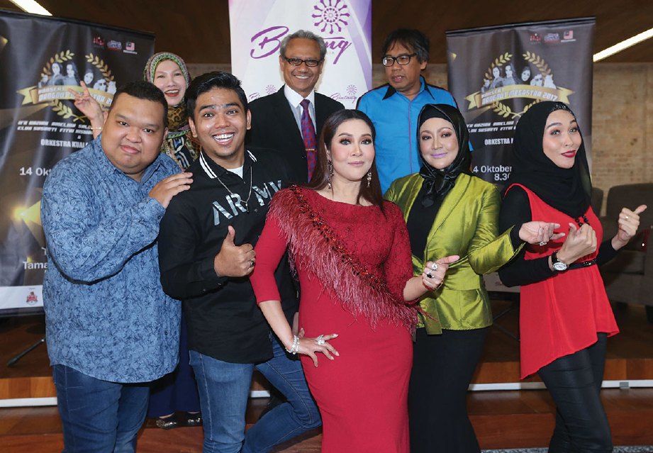 Pengarah Jabatan Kebudayaan, Kesenian, Pelancongan & Sukan DBKL Zaharudin Basirun (belakang kanan), Mohamad Adzan (belakang tengah) dan Ifa bersama barisan artis pada sidang media Konsert Dangdut Megastar 2017.