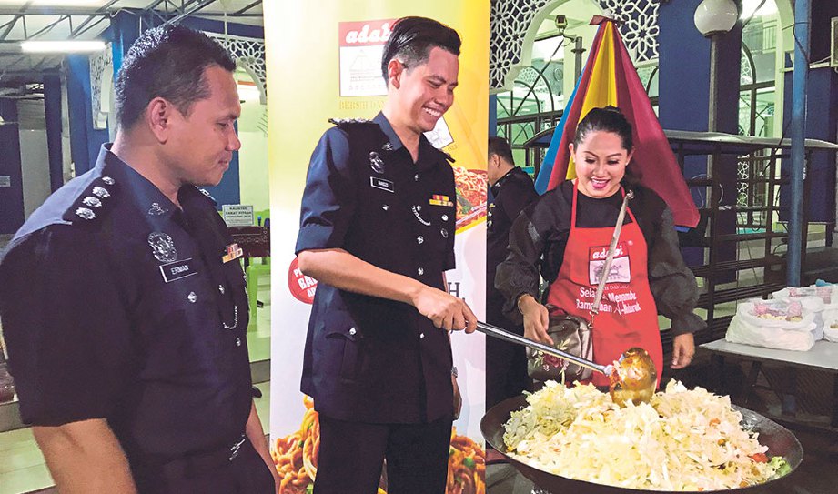 ANI dibantu anggota IPD Dang Wangi menggoreng sayur.
