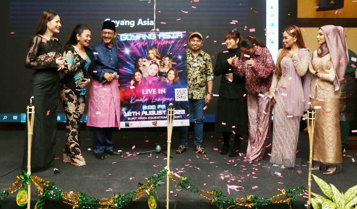 RIEZMAN Khuzaimi (tiga kiri) bersama penyanyi dangdut, Ani Maiyuni pada majlis sidang media Konsert Goyang Asia-Koplo Milenia. FOTO Rohanis Shukri
