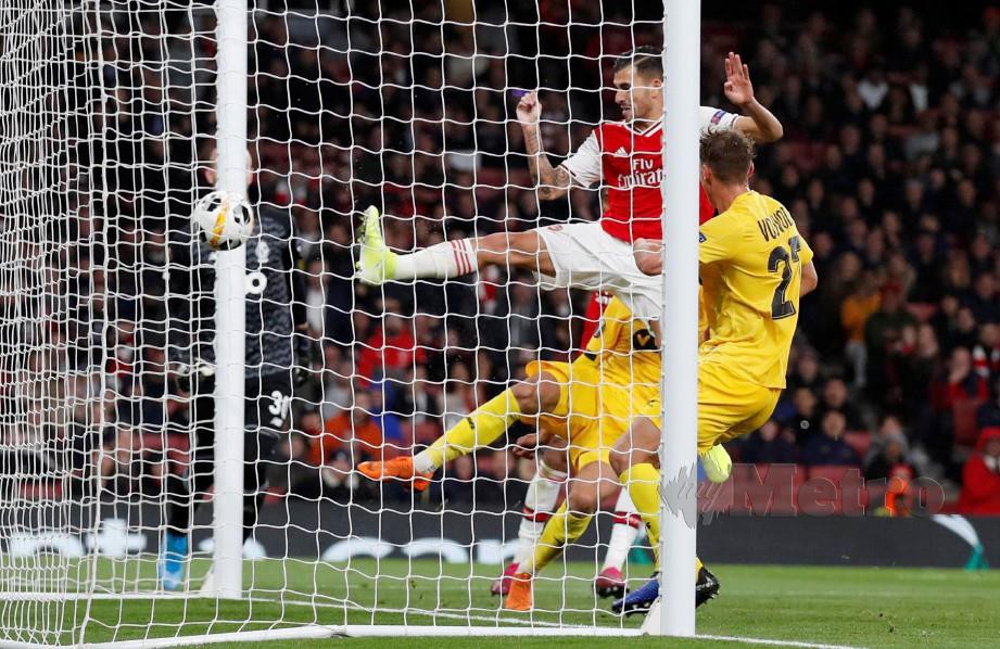 DANI Ceballos (dua kanan) menjaringkan gol keempat Arsenal menentang Standard Liege di London. — FOTO Reuters