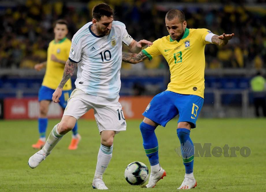ALVES (kanan) bertembung dengan kapten Argentina, Messi pada separuh akhir Copa. — FOTO Reuters