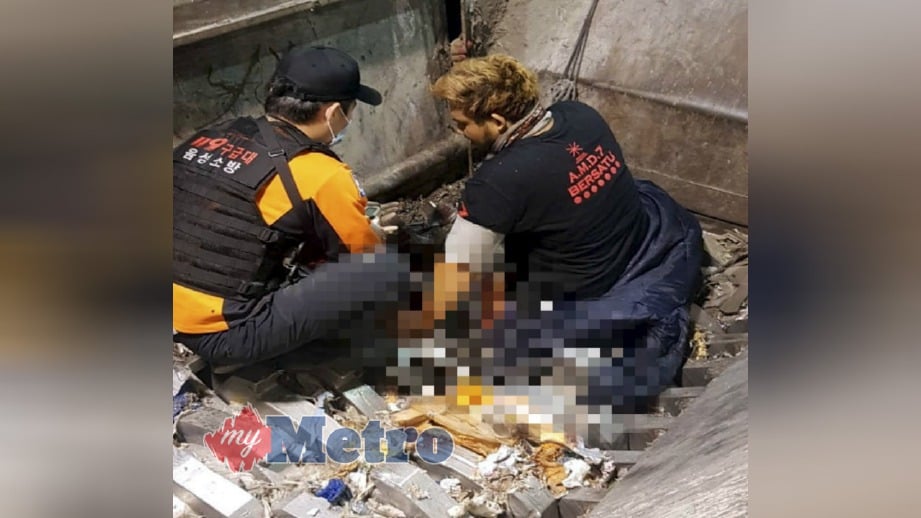 DANIEL Arif (kanan) hancur separuh badan selepas dikisar mesin pengisar sampah di sebuah kilang kitar semula di Samseong, Seoul, Korea Selatan. 