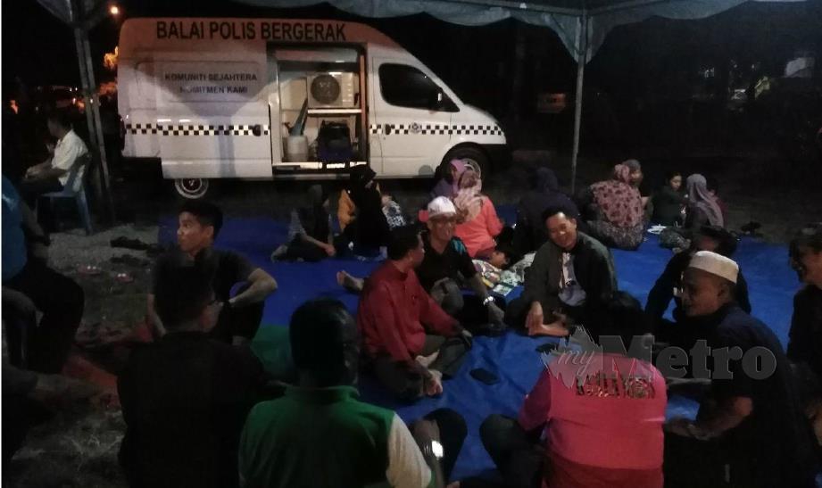 AHLI keluarga dan saudara mara Muhammad Danial Danish berkumpul di lokasi kejadian, malam tadi. FOTO Zaid Salim.