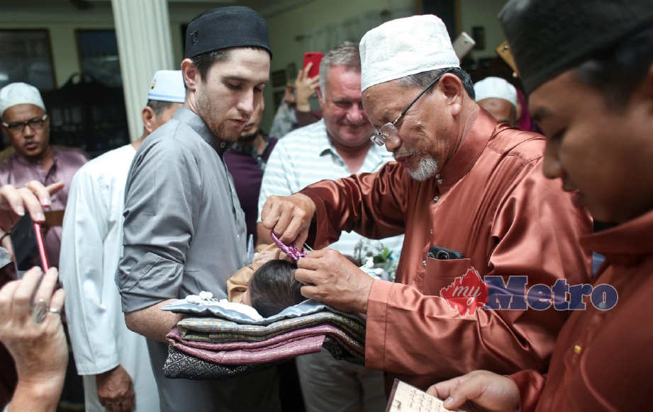 MAT Dan bersama ahli keluarga pada majlis kesyukuran dan cukur jambul Muhammad Zayne Danial di Kampung Bukit, Kuala Terengganu. FOTO Ghazali Kori. 