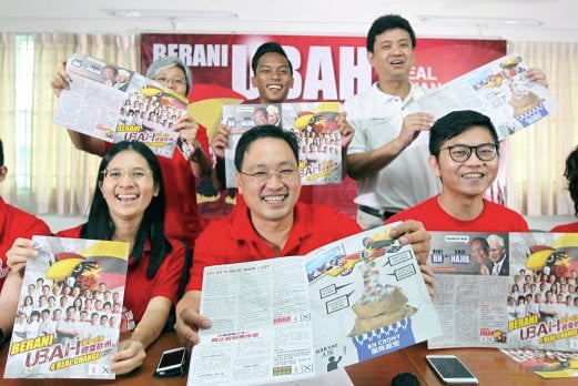 PENGERUSI DAP Sarawak, Chong Chieng Jen bersama calon DAP menunjukkan mesej kepada pengundi di sidang media DAP di Kuching. FOTO Che Rani Che Din