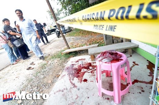 Darah  warga Pakistan yang cedera aklibat ditetak perompak ketika menjaga kedai karpet di Jalan Tanjung Minyak, Melaka, tengah hari tadi. - Foto MUHAMMAD HATIM AB MANAN