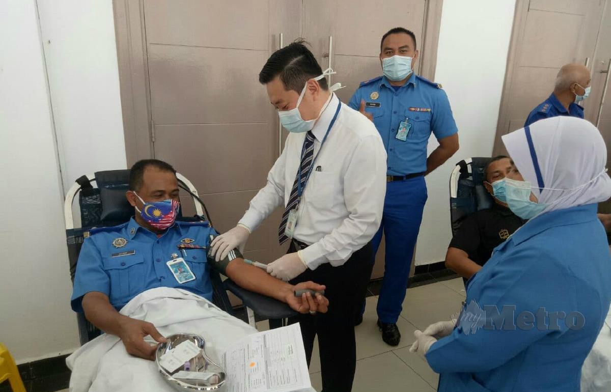 DR Mohd Muhaimin (dua kiri) melihat proses pengambilan darah ke atas Che Adam (kiri) pada majlis derma darah, hari ini. FOTO/BAHAROM BAKAR.