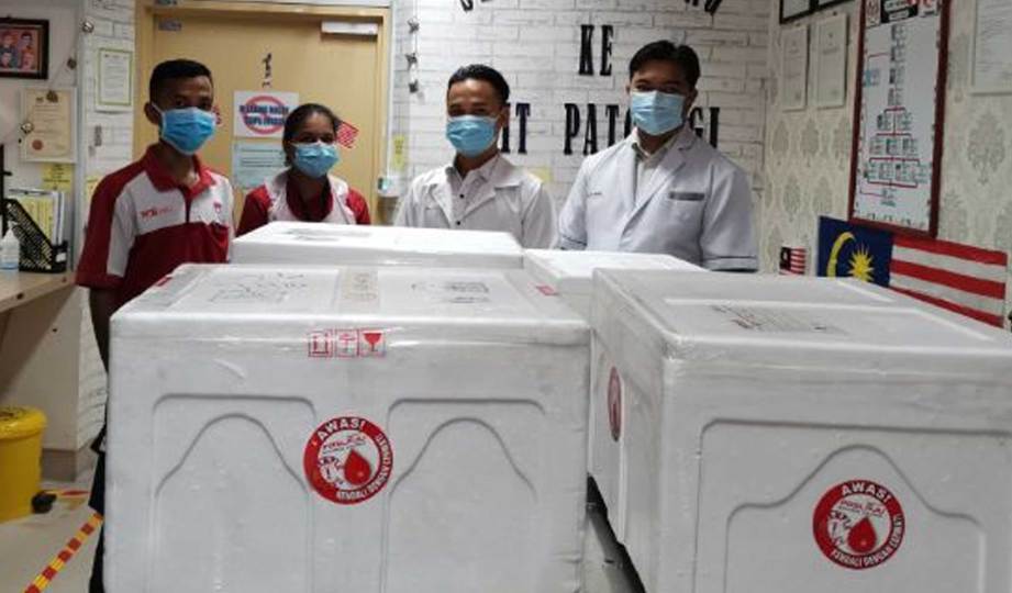 KAKITANGAN Jabatan Perubatan Transfusi, Hospital Sultanah Aminah bersama kotak darah yang didermakan ke Hospital Queen Elizabeth ll di Sabah. FOTO Ihsan Jabatan Perubatan Transfusi HSA