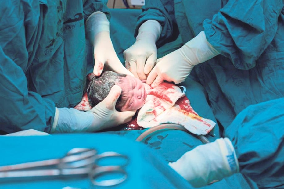 IBU melahirkan anak menerusi pembedahan berisiko tinggi mengalami tumpah darah. GAMBAR hiasan
