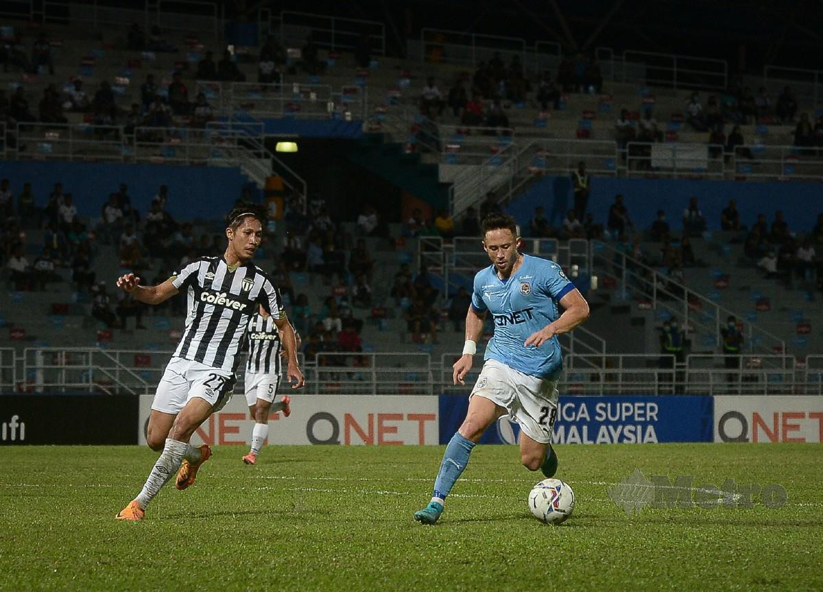 DARREN (kanan) ledak hatrik ketika menentang Terengganu FC. FOTO Bernama