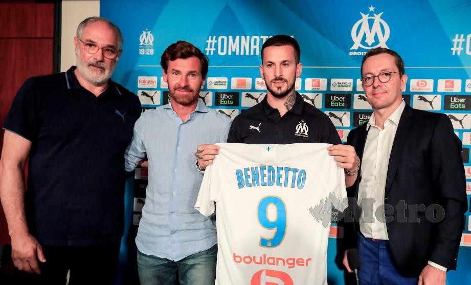 BENEDETTO (dua kanan) diapit Villas-Boas (dua kiri), pengarah sukan Andoni Zubizarreta (kiri) dan presiden kelab Jacques-Henri Eyraud ketika diperkenalkan secara rasmi sebagai pemain Marseille, awal pagi tadi. — FOTO AFP