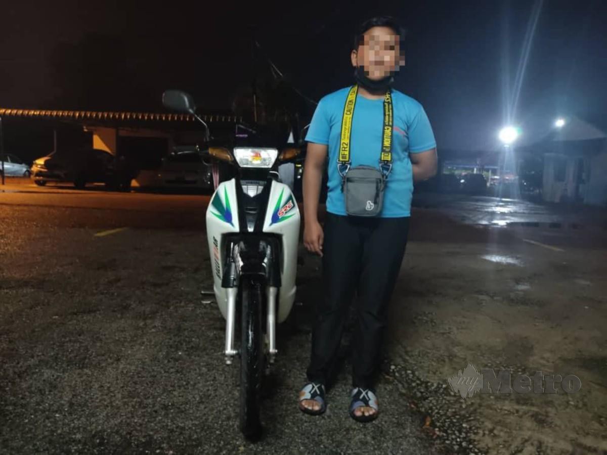 MURID tahun enam yang ditahan polis selepas didapati menjadikan Jalan Tok Keramat, Padang Tembak, Tasek Gelugor sebagai litar berlumba. FOTO ihsan polis 