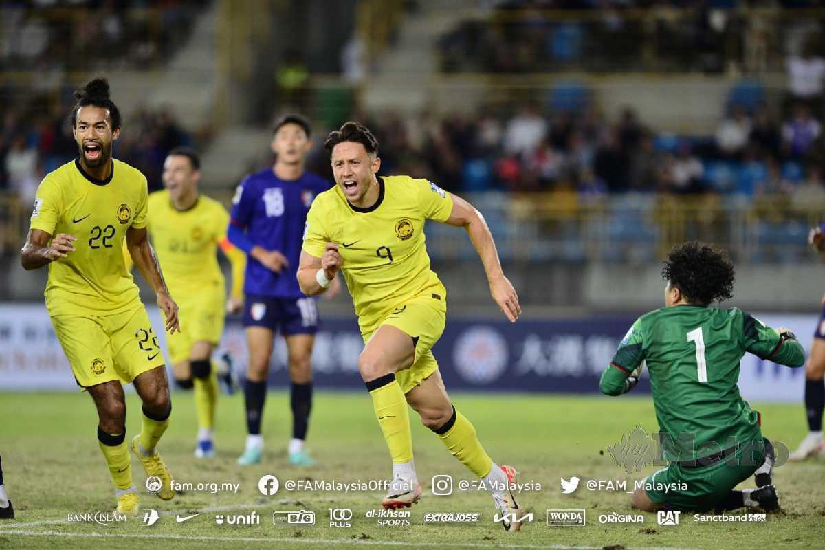 DARREN (jersi no 9) bersorak selepas menjaringkan gol ketika Malaysia menewaskan Taiwan 1-0, malam ini. FOTO FB FAM