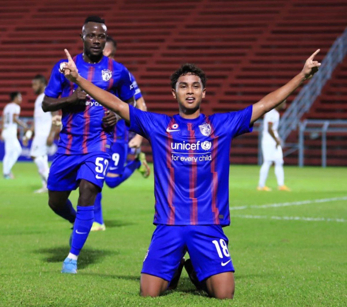 DARYL Sham gembira selepas menjaringkan gol pada aksi menentang Kelantan United FC. -FOTO ihsan Johor Southern Tigers.